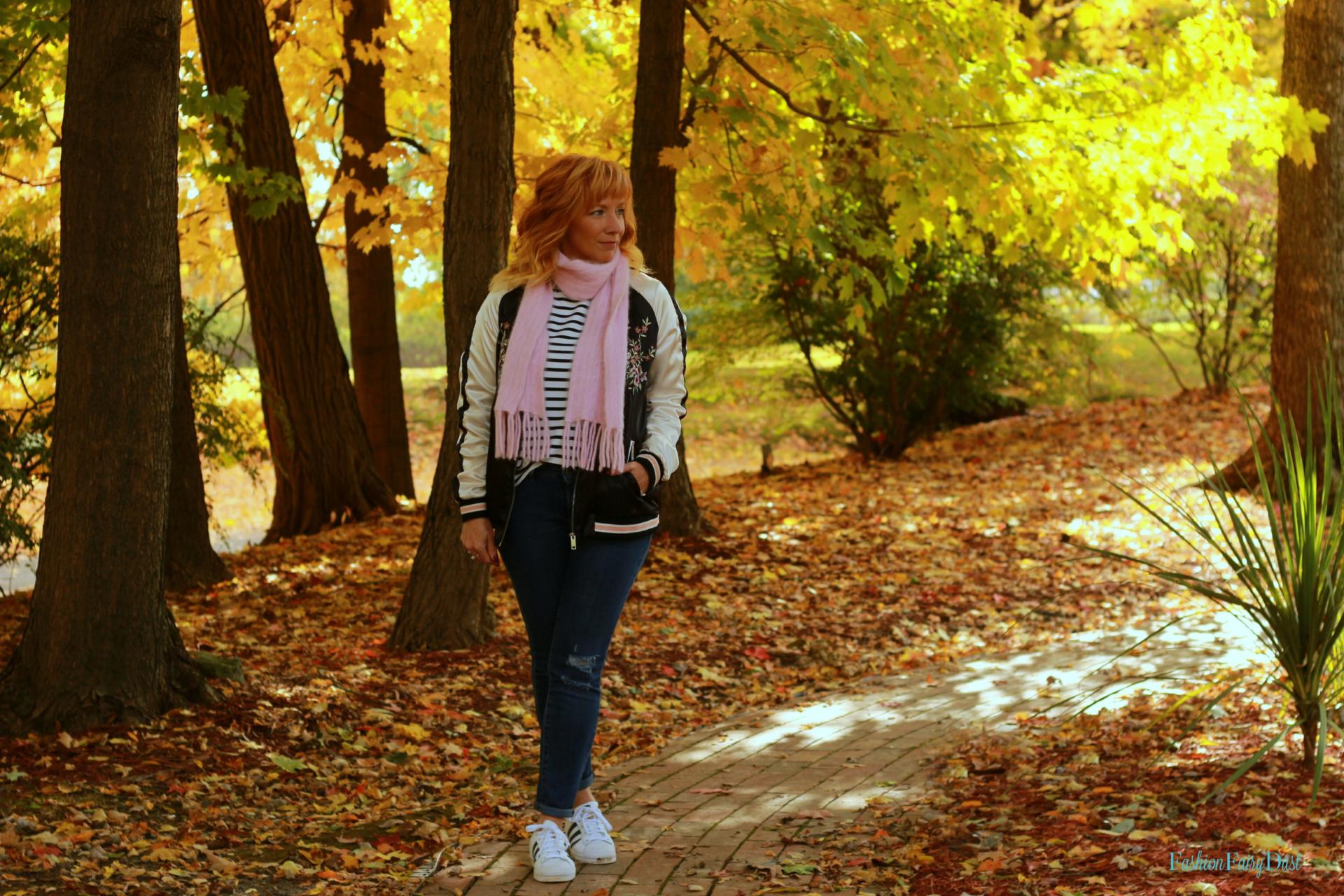 Embroidered bomber jacket, skinny jeans and Adidas outfit. Fall outfit ideas.