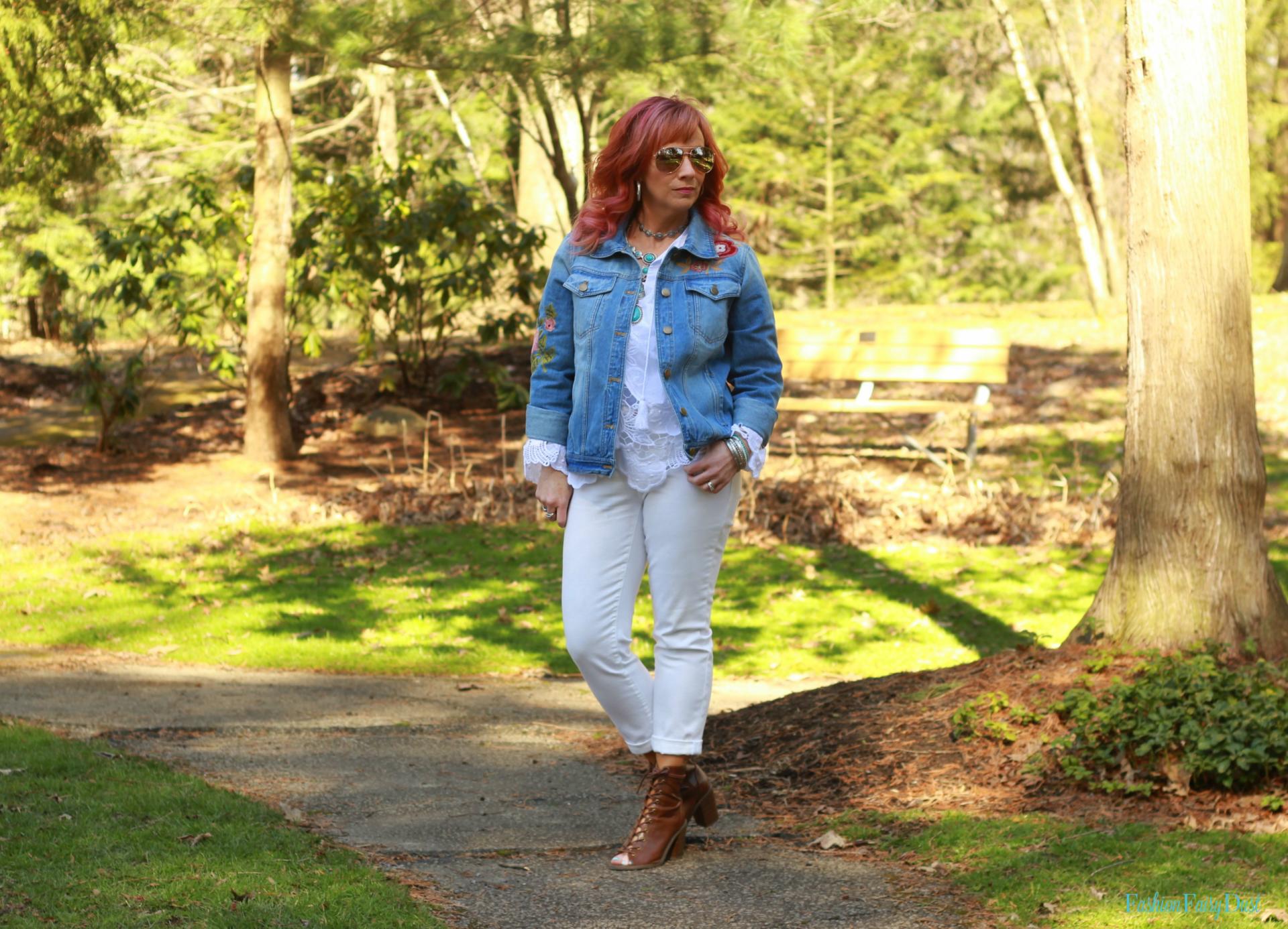White jeans, embroidered denim jacket & white boho top. How to do a monochromatic white outfit.