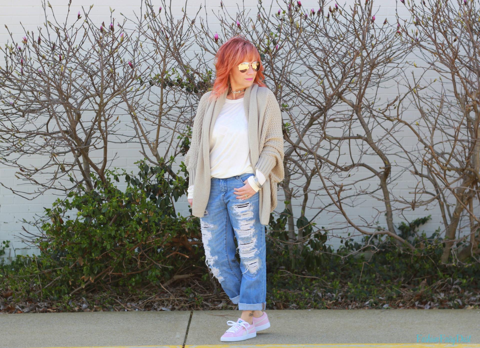 Gray cocoon cardigan, distressed boyfriend jeans and pink Pumas.