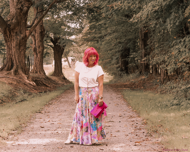 Floral maxi skirt, white tee shirt and pink clutch.