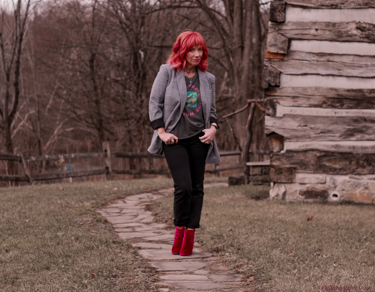 Plaid blazer, graphic tee and skinny jeans.